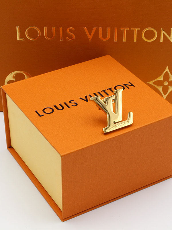 بروش ماركة لويس فيتون وسط بروش louis vuitton