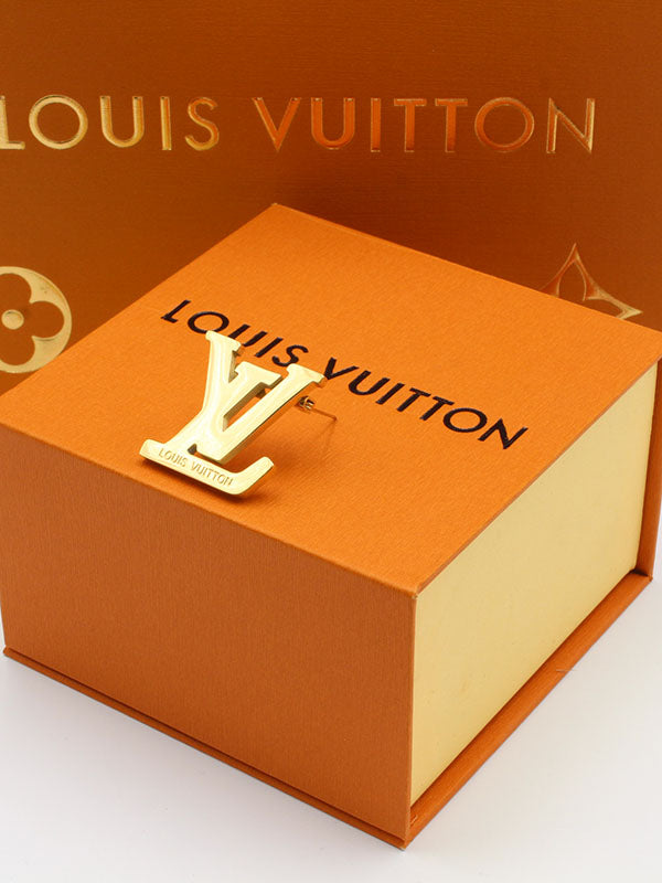 بروش ماركة لويس فيتون وسط بروش louis vuitton