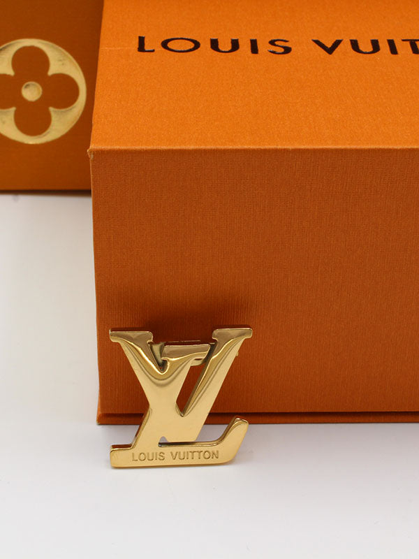 بروش ماركة لويس فيتون وسط بروش louis vuitton