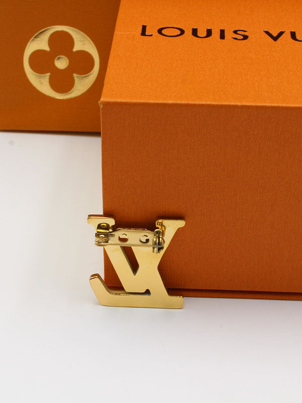 بروش ماركة لويس فيتون وسط بروش louis vuitton
