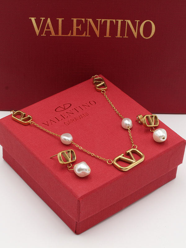 طقم فالنتينو لولو v اطقم VALENTINO