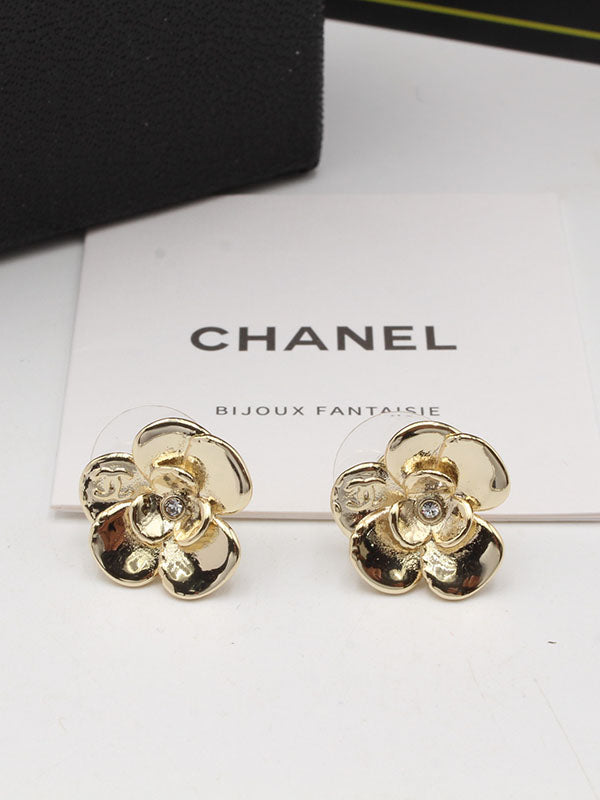 حلق شانيل ميتال فلاور لوقو قولد حلق chanel ذهبي