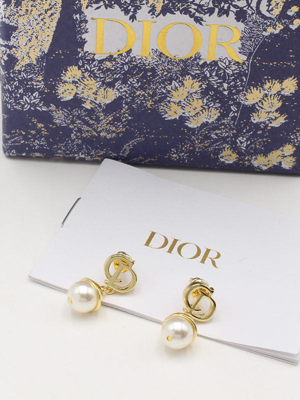 حلق ديور سمبل بيرل لوقو صغير حلق dior