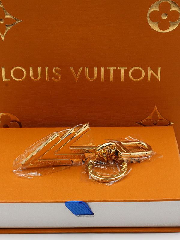 ميدالية لويس فيتون لوقو v ميدالية louis vuitton