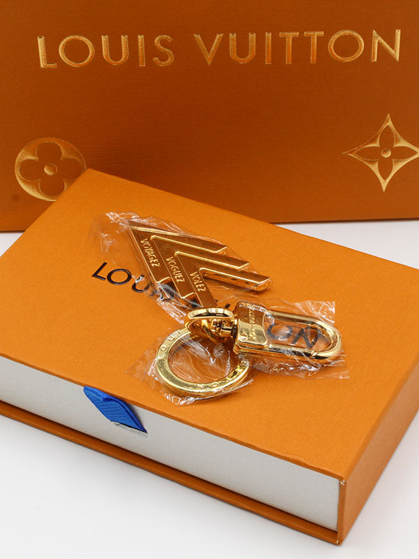 ميدالية لويس فيتون لوقو v ميدالية louis vuitton