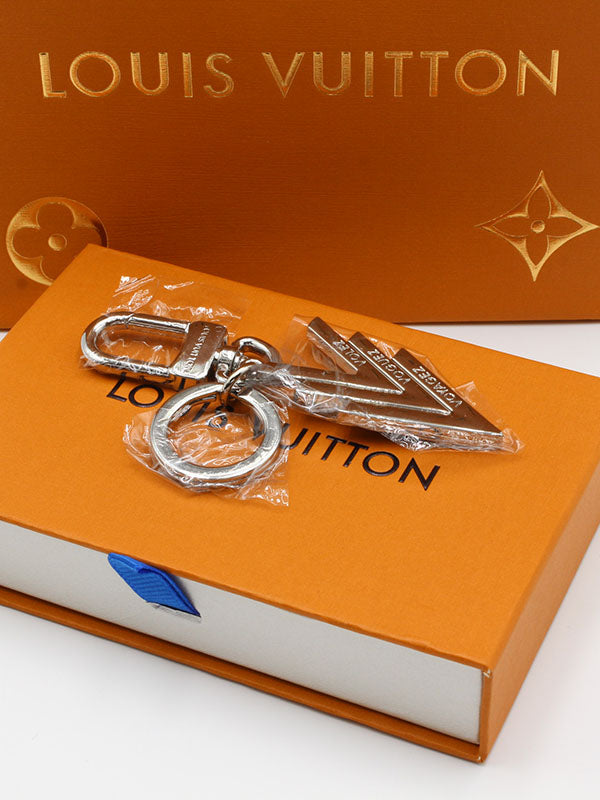 ميدالية لويس فيتون لوقو v ميدالية louis vuitton