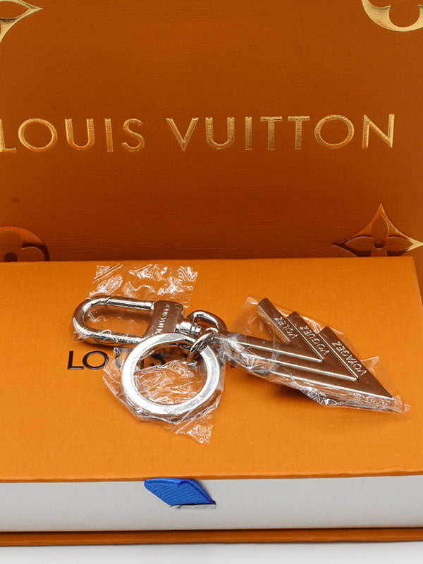ميدالية لويس فيتون لوقو v ميدالية louis vuitton