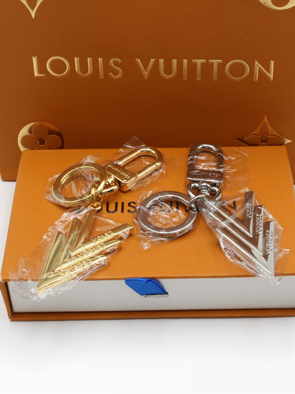ميدالية لويس فيتون لوقو v ميدالية louis vuitton