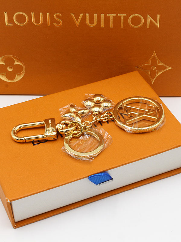 ميدالية لويس فيتون لوقو وذ فلاور ميدالية louis vuitton