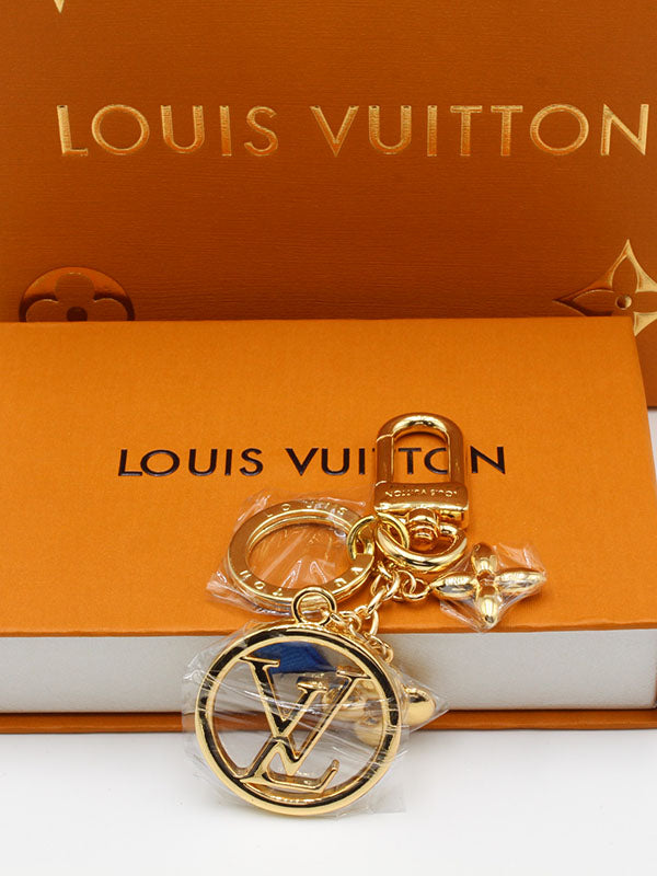 ميدالية لويس فيتون لوقو وذ فلاور ميدالية louis vuitton ذهبي