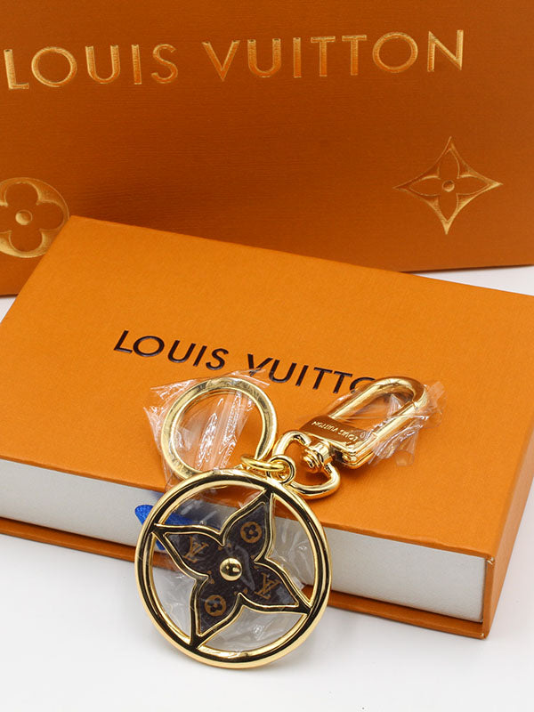 ميدالية لويس فيتون براون لوقو ميدالية louis vuitton ذهبي