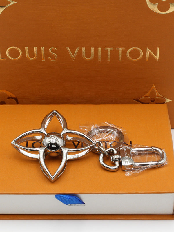 ميدالية لويس فيتون فلاور فضي لوقو ميدالية louis vuitton فضي