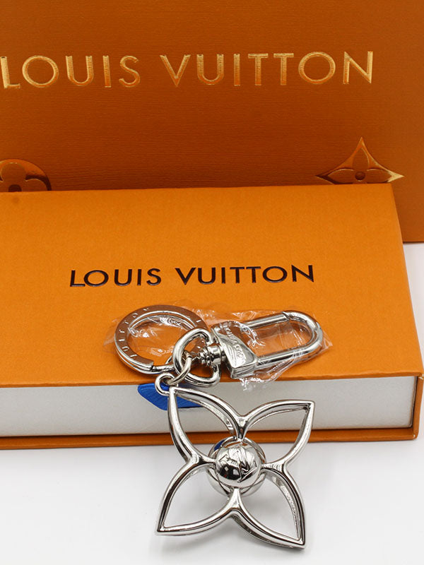ميدالية لويس فيتون فلاور فضي لوقو ميدالية louis vuitton