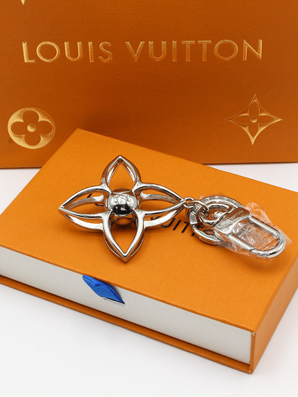 ميدالية لويس فيتون فلاور فضي لوقو ميدالية louis vuitton