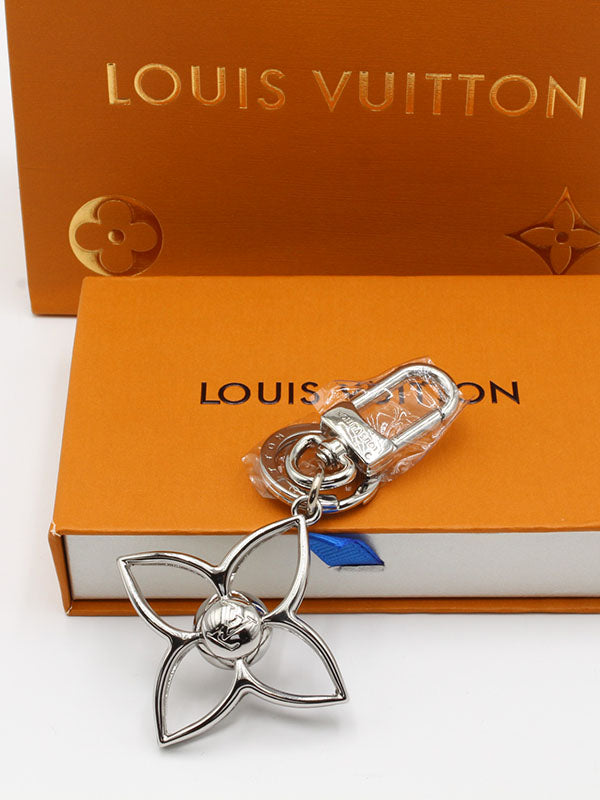 ميدالية لويس فيتون فلاور فضي لوقو ميدالية louis vuitton