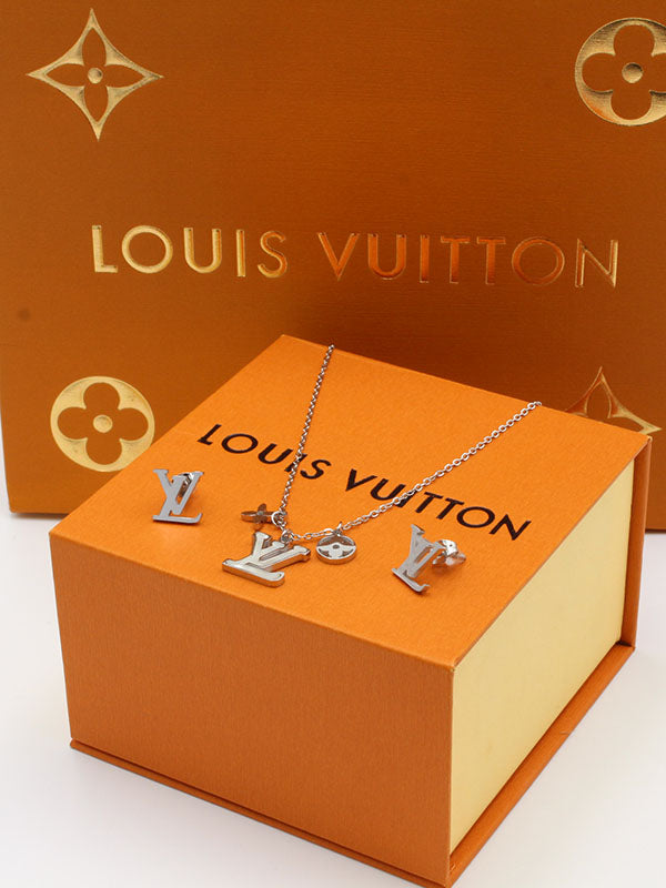 طقم لويس فيتون لوقو ناعم شيل اطقم louis vuitton ابيض فضي
