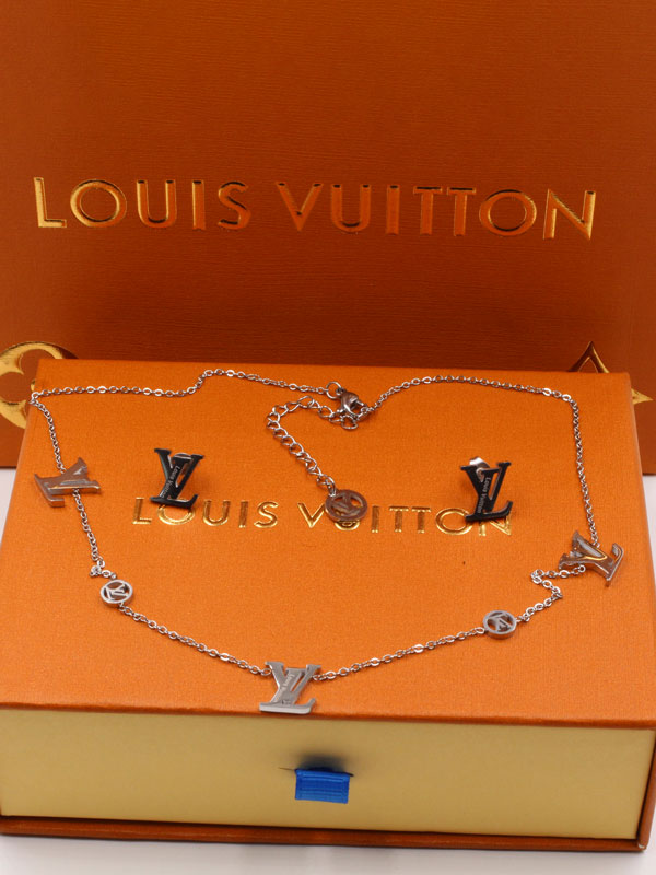 طقم لويس فيتون ناعم لوقو اطقم louis vuitton فضي