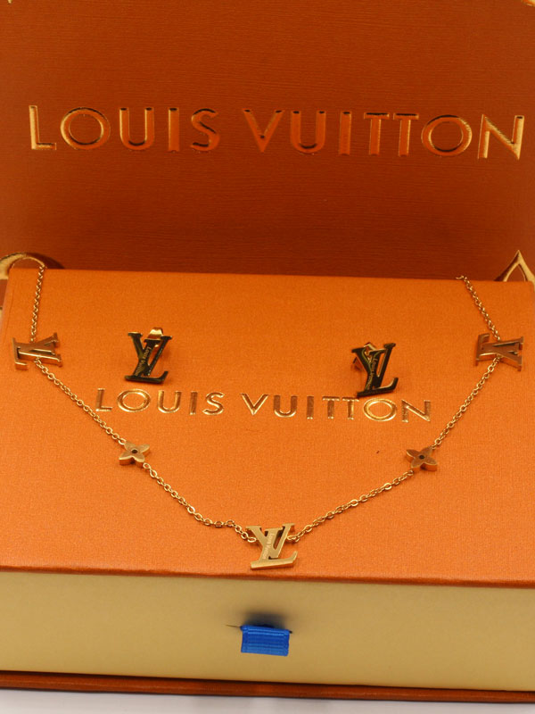 طقم لويس فيتون ناعم شعار ال في اطقم louis vuitton