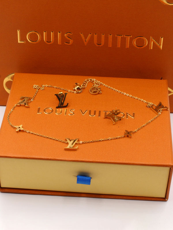 طقم لويس فيتون ناعم شعار ال في اطقم louis vuitton