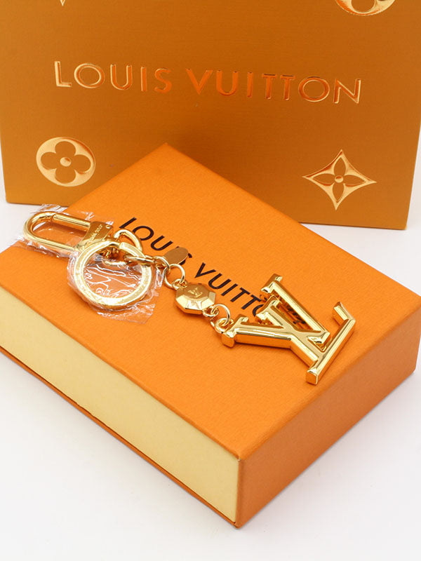 ميدالية لويس فيتون  لوقو ذهبي ميتال ميدالية louis vuitton