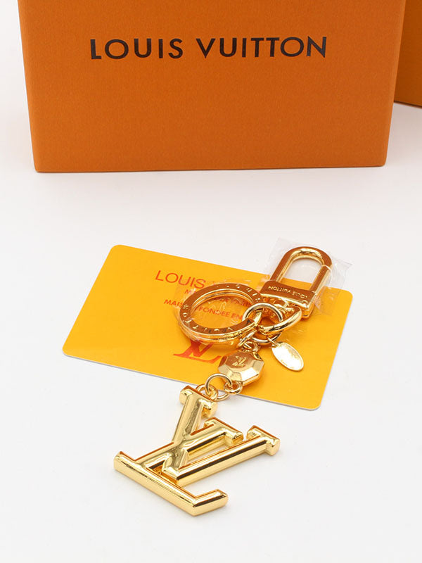 ميدالية لويس فيتون  لوقو ذهبي ميتال ميدالية louis vuitton ذهبي