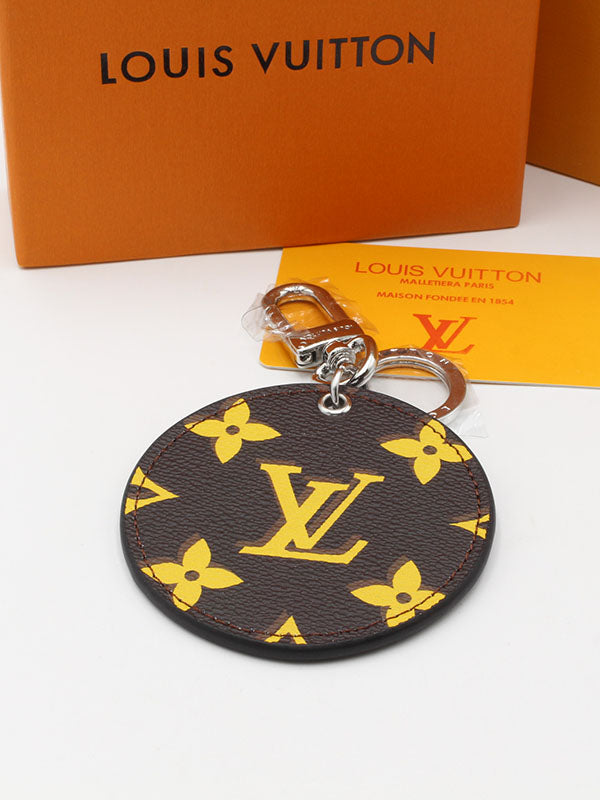 ميدالية لويس فيتون براون لوقو جلد ميدالية louis vuitton