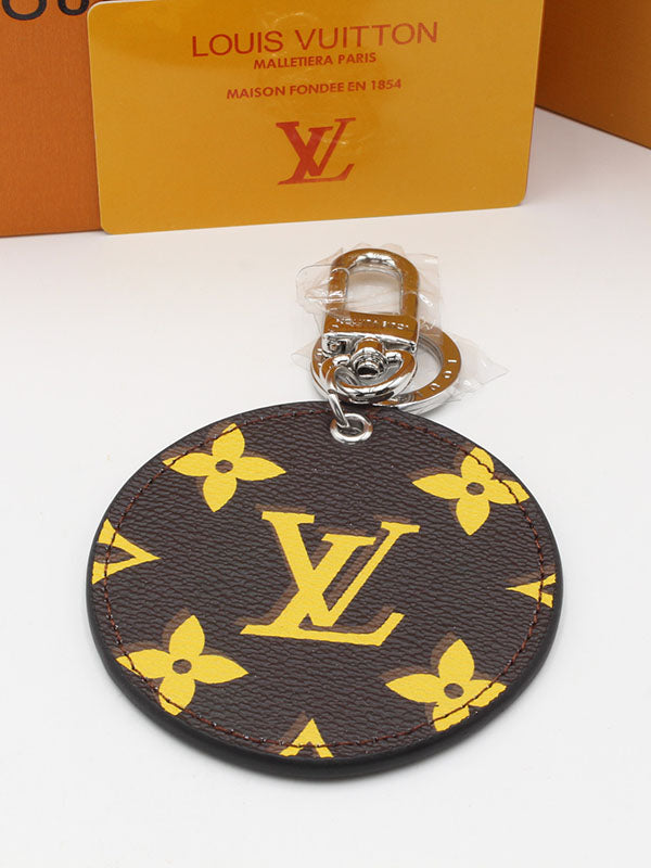 ميدالية لويس فيتون براون لوقو جلد ميدالية louis vuitton