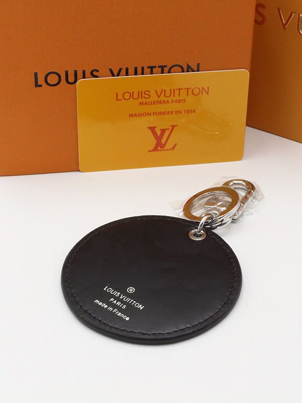 ميدالية لويس فيتون براون لوقو جلد ميدالية louis vuitton