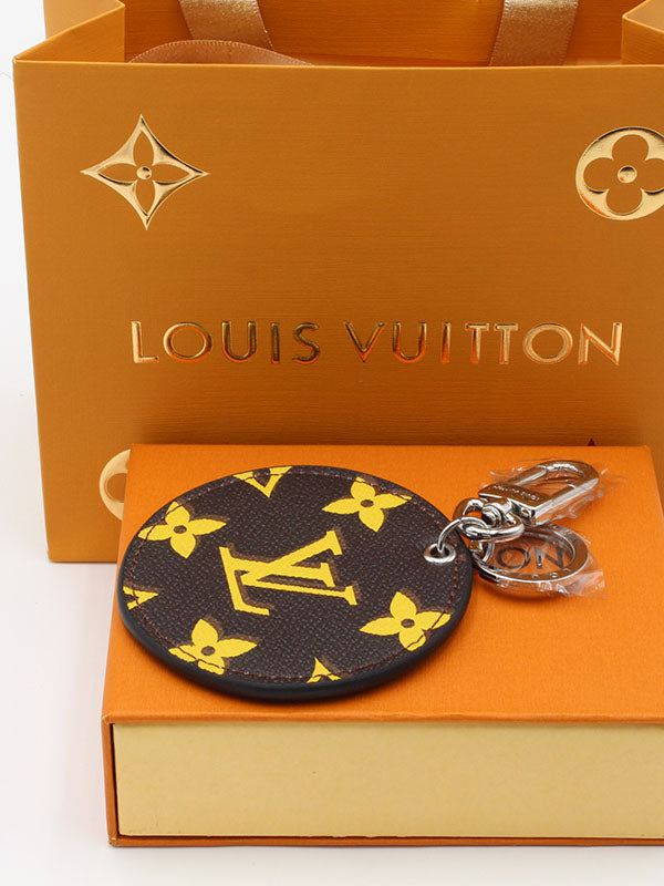 ميدالية لويس فيتون براون لوقو جلد ميدالية louis vuitton فضي