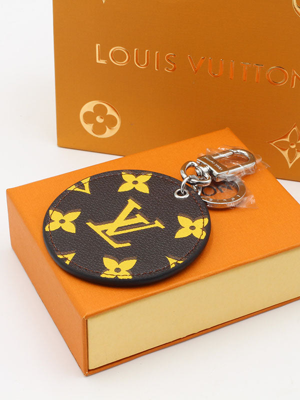 ميدالية لويس فيتون براون لوقو جلد ميدالية louis vuitton
