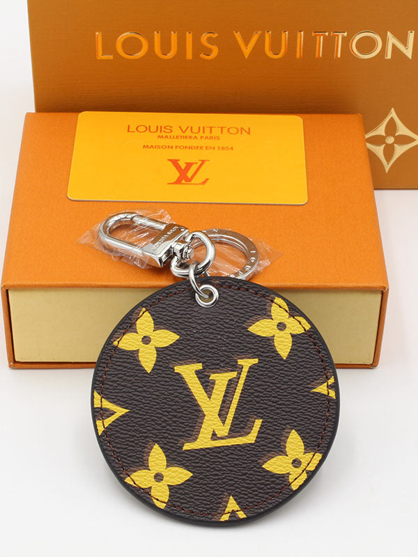 ميدالية لويس فيتون براون لوقو جلد ميدالية louis vuitton