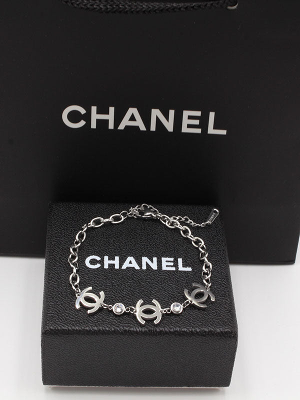 اسوارة شانيل ثري بندنتس لوقو اسواره chanel فضي