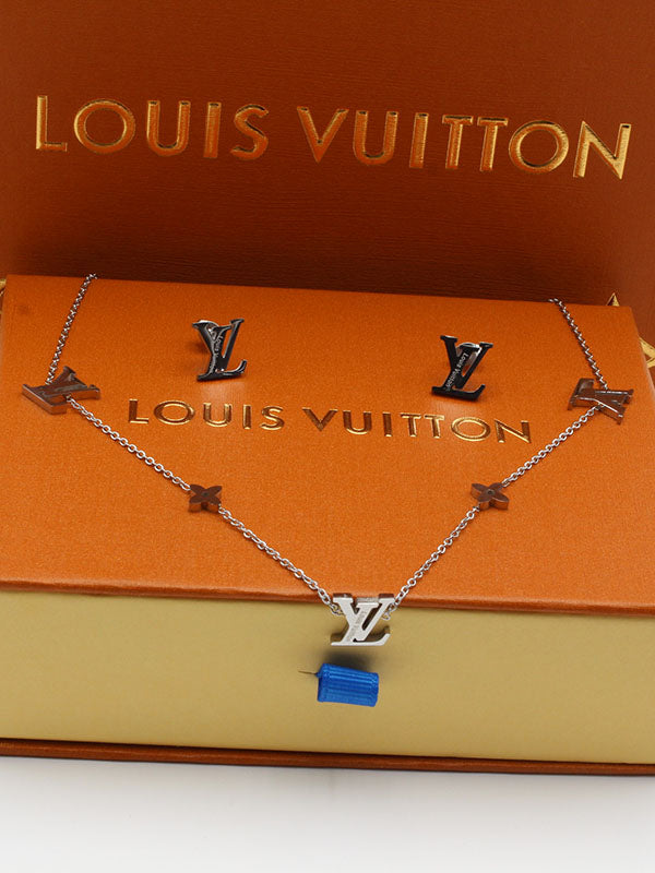 طقم لويس فيتون ناعم شعار ال في اطقم louis vuitton فضي