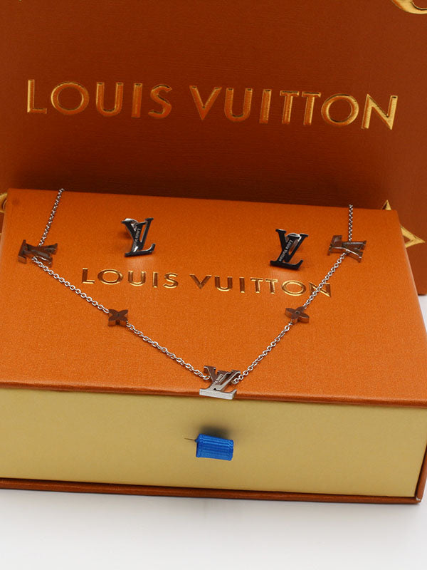 طقم لويس فيتون ناعم شعار ال في اطقم louis vuitton