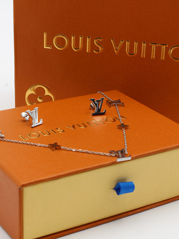 طقم لويس فيتون ناعم شعار ال في اطقم louis vuitton