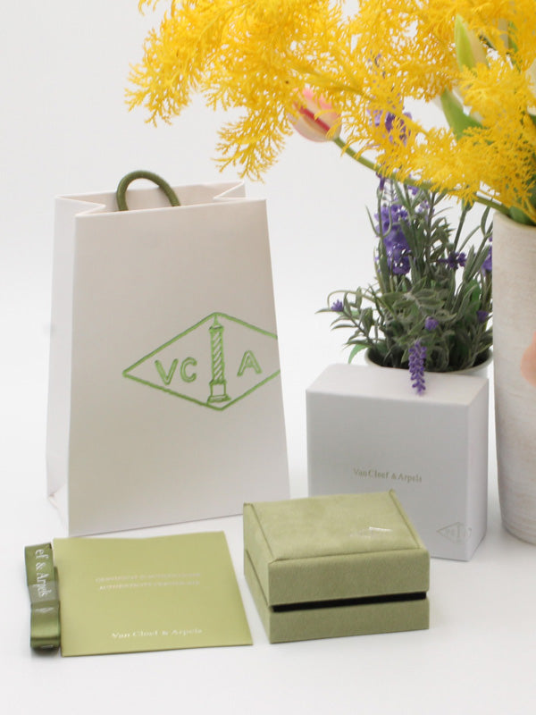 ملحقات فان كليف للحلق سكوير هدايا van cleef