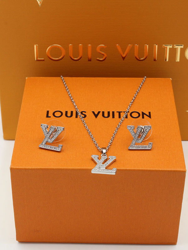 طقم لويس فيتون زركون لوقو نص طقم اطقم louis vuitton فضي