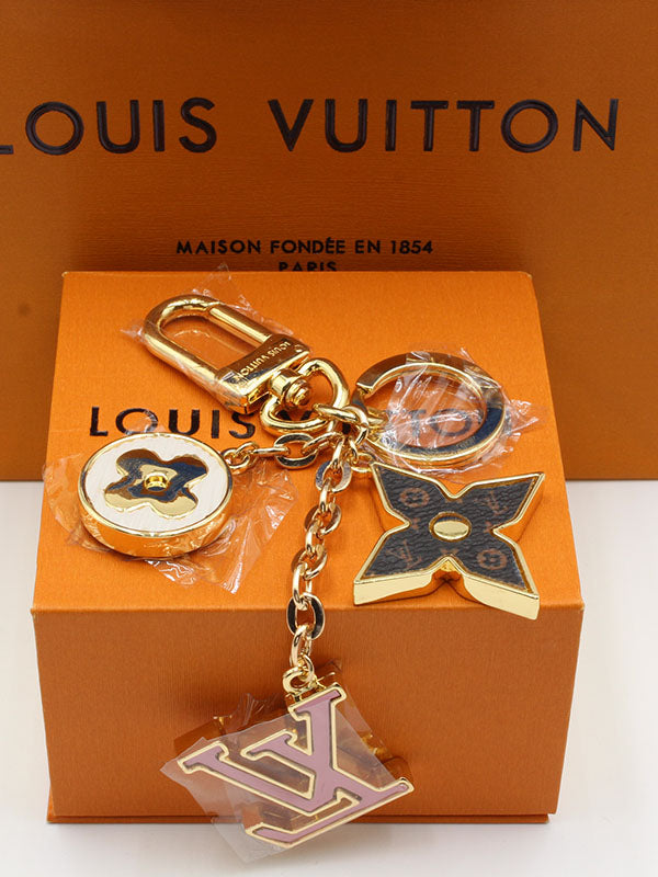 ميدالية لويس فيتون بينك ميدالية louis vuitton