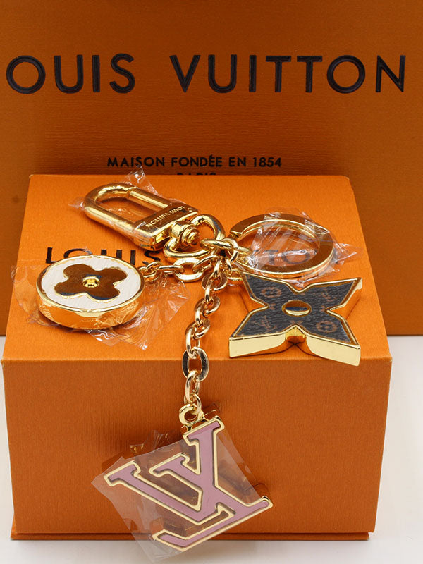 ميدالية لويس فيتون بينك ميدالية louis vuitton ذهبي
