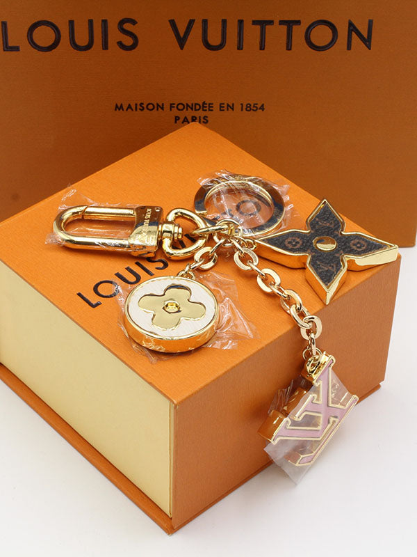 ميدالية لويس فيتون بينك ميدالية louis vuitton