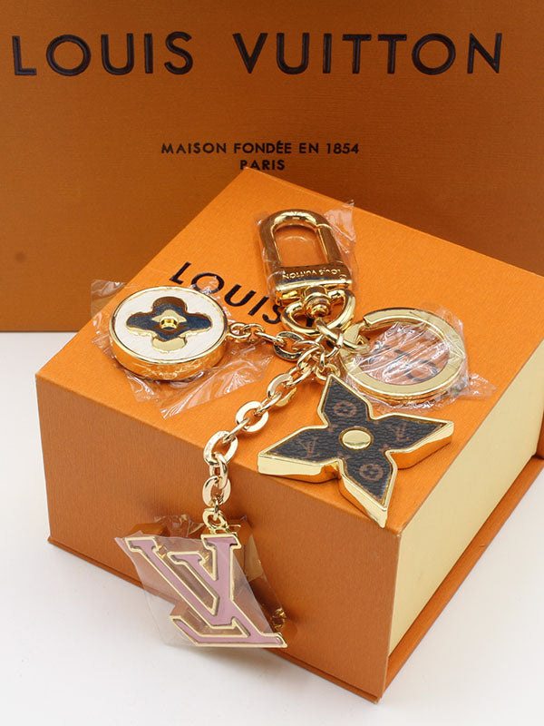 ميدالية لويس فيتون بينك ميدالية louis vuitton