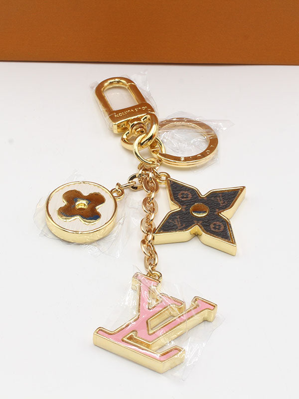 ميدالية لويس فيتون بينك ميدالية louis vuitton ذهبي