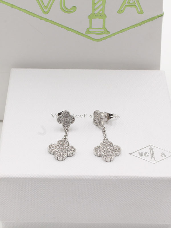 فان كليف حلق وردتين صدف طبيعي