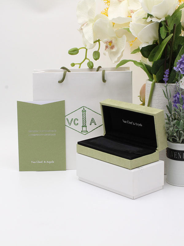 ملحقات فان كليف للاساور علبة و كيس كبير هدايا van cleef