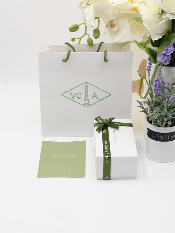 ملحقات فان كليف للاساور علبة و كيس كبير هدايا van cleef