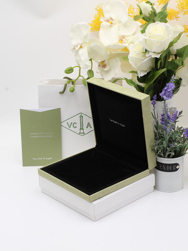 ملحقات فان كليف للاطقم علبة و كيس كبير هدايا van cleef
