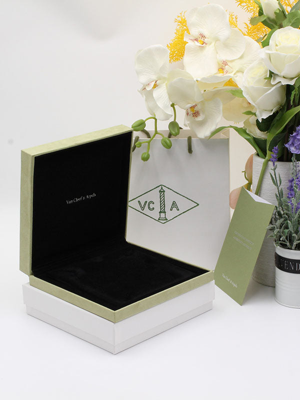 ملحقات فان كليف للاطقم علبة و كيس كبير هدايا van cleef