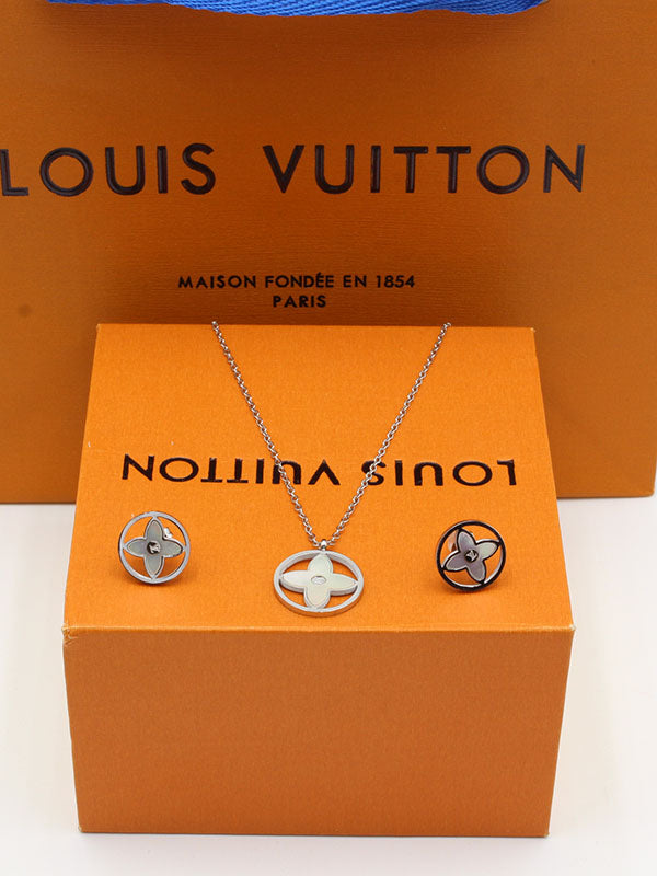 طقم لويس فيتون شيل تعليقة لوقو اطقم louis vuitton ابيض فضي