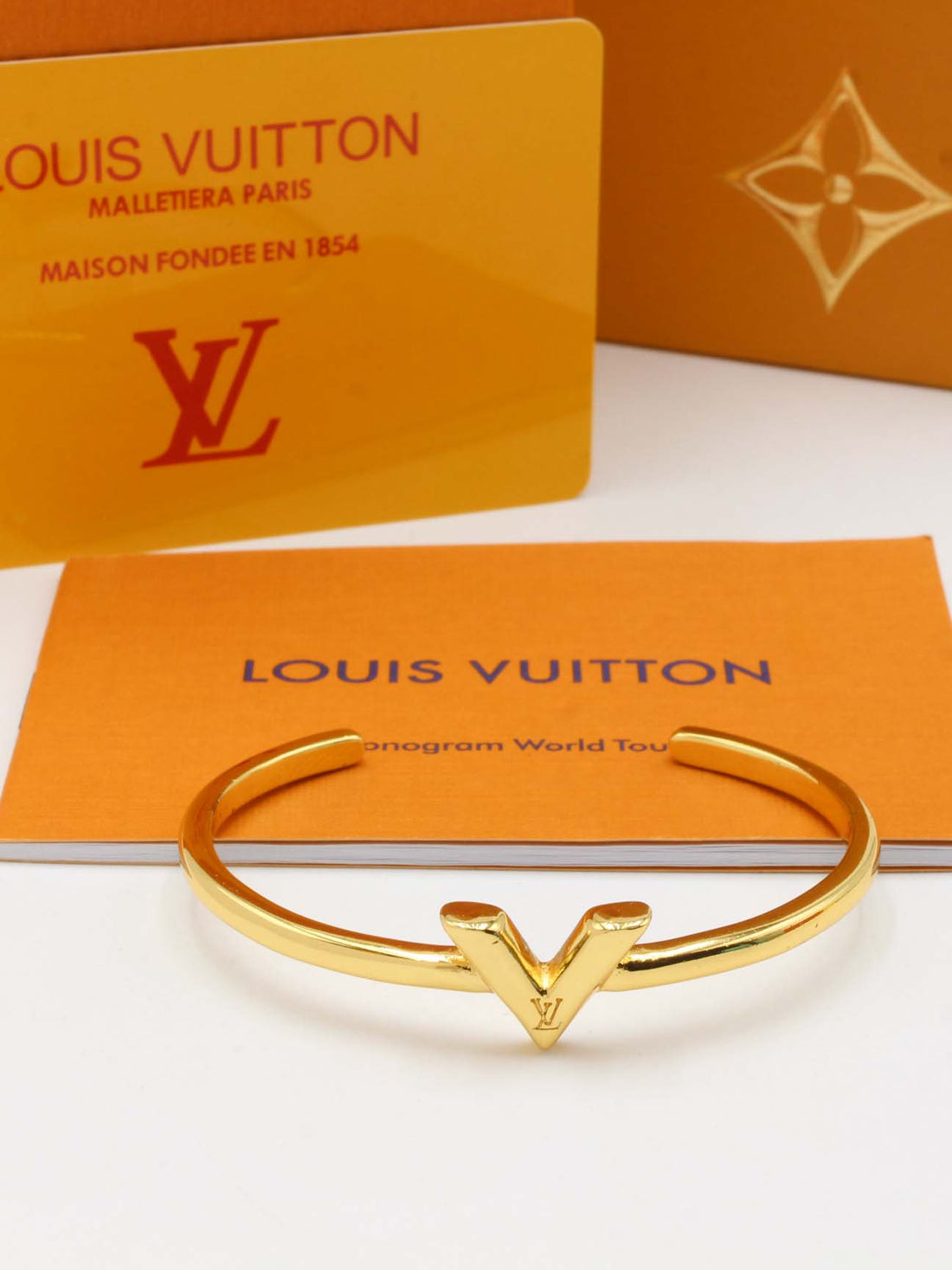 اساور لويس فيتون قولد نيو بانقل لوقو اسواره louis vuitton ذهبي