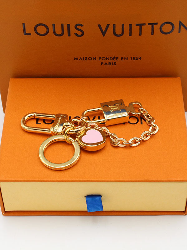 ميدالية لويس فيتون بينك ميدالية louis vuitton